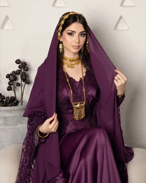 امرأة سعودية خليجية بزي تقليدي أرجواني ومجوهرات ذهبية