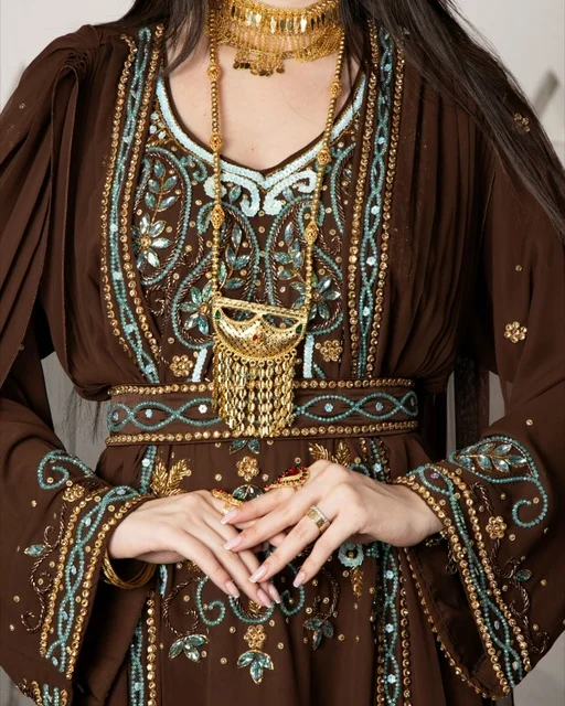 امرأة سعودية بالزي التقليدي والمجوهرات الذهبية