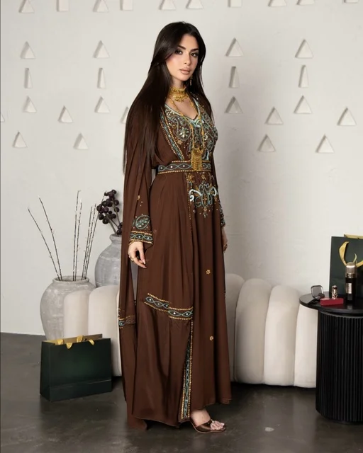 امرأة سعودية بجلابية خليجية بنية أنيقة