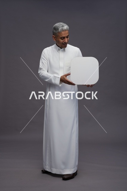 رجل سعودي يحمل لوحة عرض بيضاء بحواف مستديرة