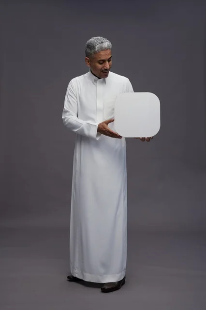 رجل سعودي يحمل لوحة عرض بيضاء بحواف مستديرة
