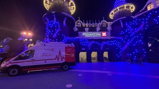 سيارة إسعاف في الشارع العالمي وينترويندرلاند بجدة ليلاً