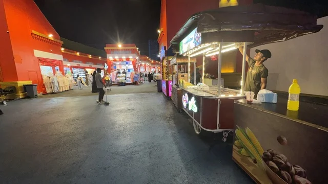 أكشاك الطعام في الشارع العالمي وينترويندرلاند جدة ليلاً
