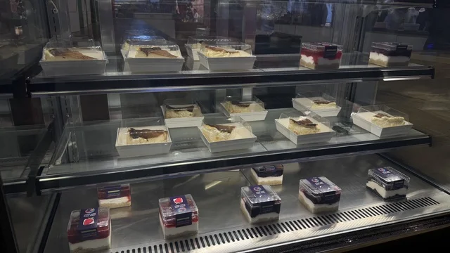 حلويات مغلفة في ثلاجة عرض وينتر ويندرلاند جدة