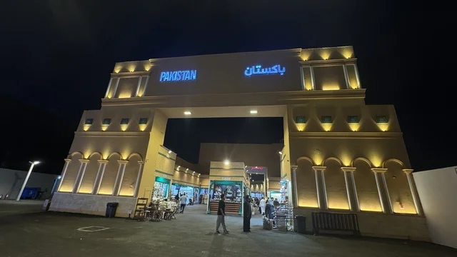 مدخل جناح باكستان في وينتر وندرلاند جدة ليلاً