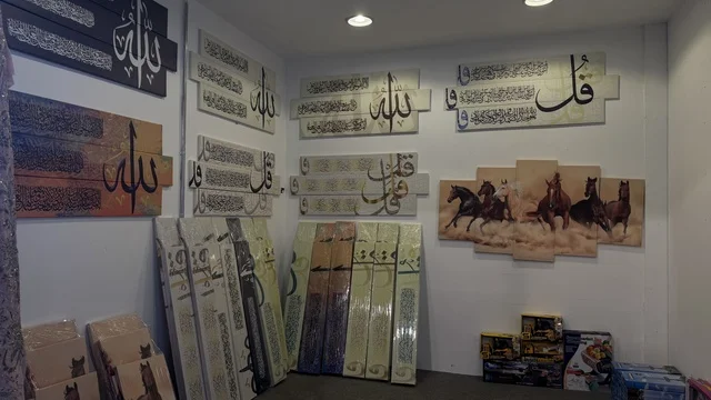 لوحات الخط العربي في الشارع العالمي بجدة