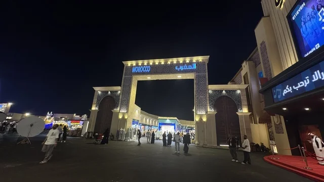 الشارع العالمي وينتر ويندرلاند جدة الجناح المغربي ليلا