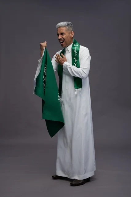 رجل سعودي يحتفل بالعلم الوطني في الاستوديو