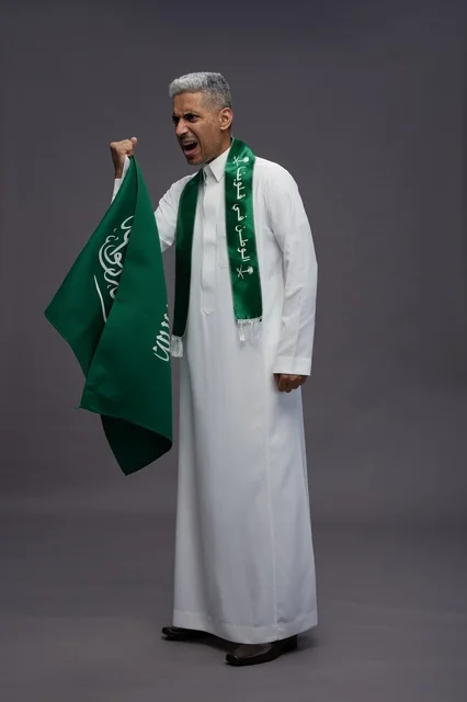 رجل سعودي يحمل العلم ويصرخ في الاستوديو