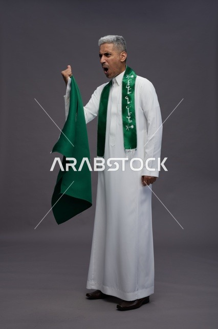 رجل سعودي يهتف بالعلم في اليوم الوطني