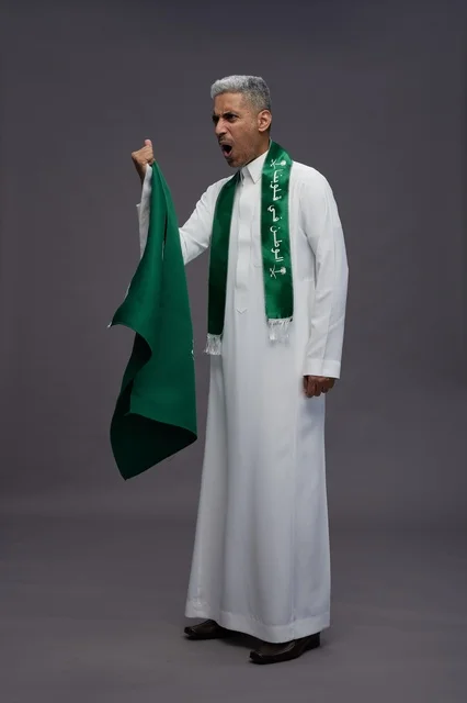 رجل سعودي يهتف بالعلم في اليوم الوطني