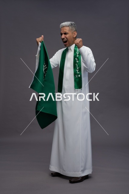 رجل سعودي يهتف مع العلم الوطني في الاستوديو