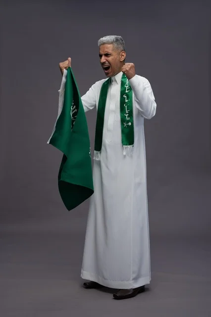 رجل سعودي يهتف مع العلم الوطني في الاستوديو