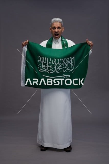 رجل سعودي يحمل العلم الوطني ويصرخ في الاستوديو