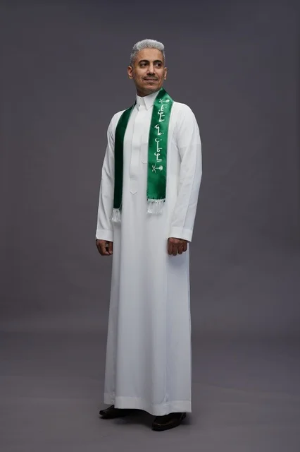 رجل سعودي بالثوب الأبيض ووشاح الوطن في الاستوديو