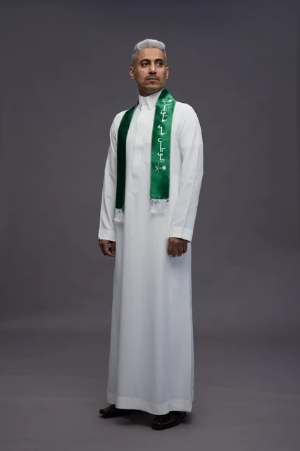 رجل سعودي يرتدي الوشاح الوطني في بورتريه استوديو