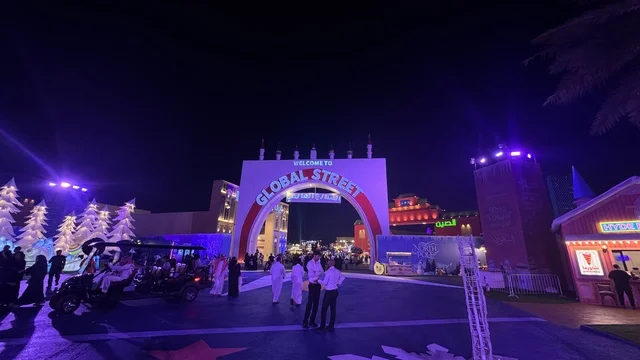 مدخل الشارع العالمي وينتر ويندرلاند جدة ليلاً