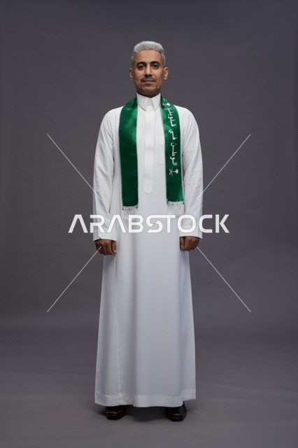 رجل سعودي بالثوب والوشاح الوطني السعودي