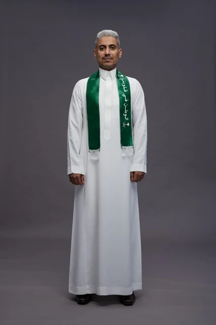 رجل سعودي بالثوب والوشاح الوطني السعودي