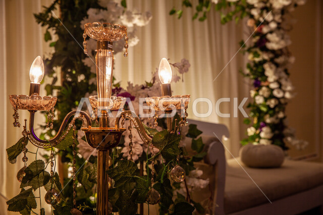 صورة مقربة لغرفة ملكية بتصاميم عصرية جذابة، تصاميم وديكورات، مناسبات وافراح، ورود واشجار، مصابيح صغيرة، تصاميم ابداعية فاخرة، كوشة أفراح لحفلات الزفاف