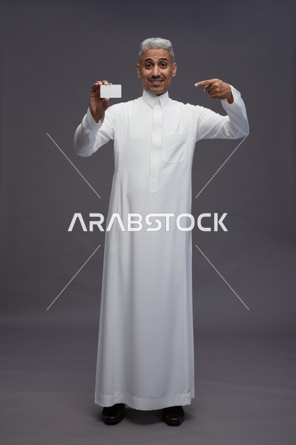 رجل سعودي بالثوب يحمل بطاقة عمل فارغة