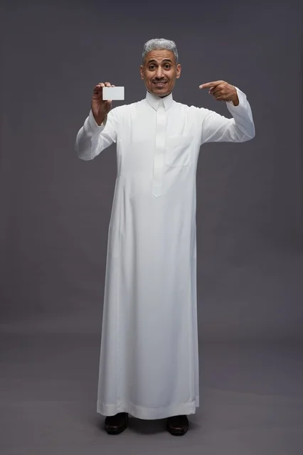 رجل سعودي بالثوب يحمل بطاقة عمل فارغة