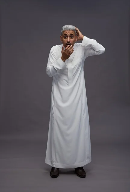 رجل سعودي مصدوم بالثوب الأبيض بخلفية رمادية