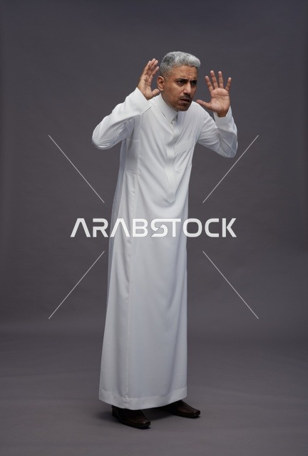 رجل سعودي بالثوب الأبيض مع إيماءة مندهشة