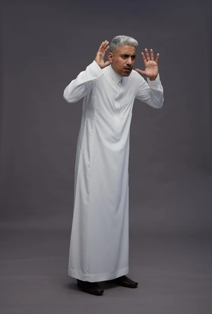 رجل سعودي بالثوب الأبيض مع إيماءة مندهشة