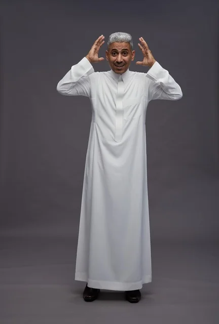 رجل سعودي بتعبير متفاجئ يرتدي الثوب الأبيض رجل سعودي بتعبير متفاجئ يرتدي الثوب الأبيض