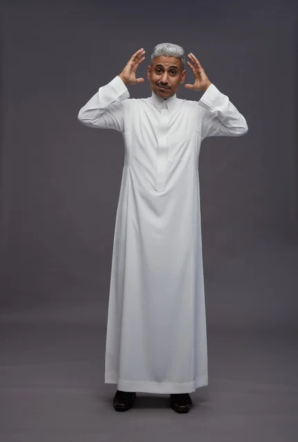 رجل سعودي مرتبك بالثوب الأبيض في استوديو