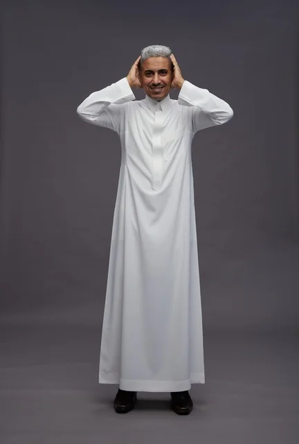 رجل سعودي بالثوب الأبيض التقليدي خلفية استوديو