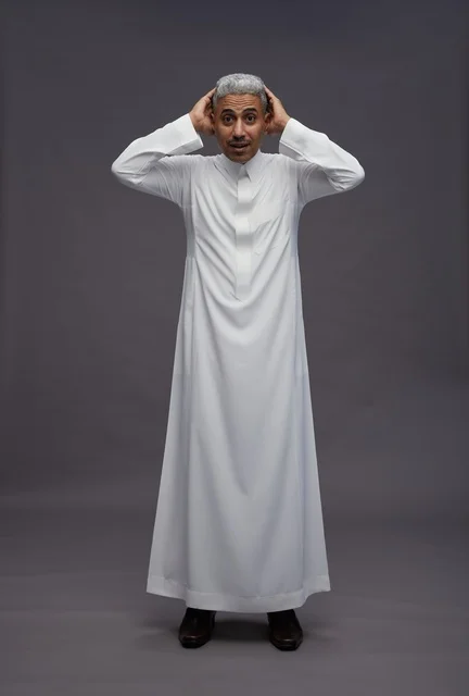 رجل سعودي مصدوم بالثوب الأبيض خلفية رمادية
