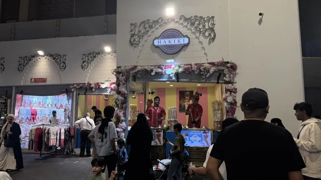 أكشاك الطعام المزينة في الشارع العالمي  وينترويندرلاند فى مدينة  جدة