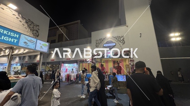 أكشاك الطعام المزينة في الشارع العالمي  وينترويندرلاند فى مدينة  جدة