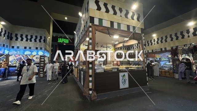 أكشاك الطعام المزينة في الشارع العالمي  وينترويندرلاند فى مدينة  جدة