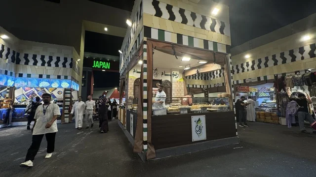 أكشاك الطعام المزينة في الشارع العالمي  وينترويندرلاند فى مدينة  جدة