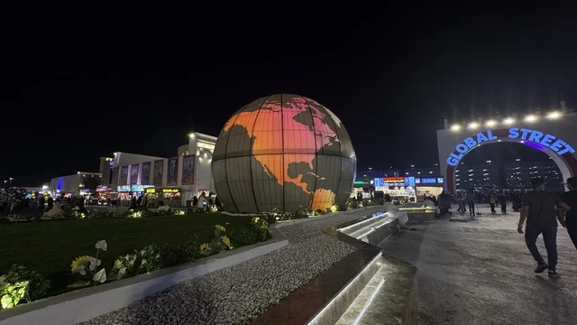 مجسم الكرة الارضية في الشارع العالمي وينترويندرلاند جدة في الليل