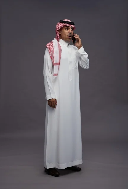 رجل سعودي مندهش يتحدث بالجوال في الاستوديو