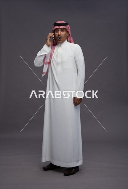 رجل سعودي مندهش يتحدث عبر الهاتف المحمول