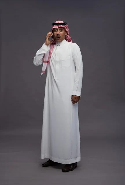 رجل سعودي مندهش يتحدث عبر الهاتف المحمول