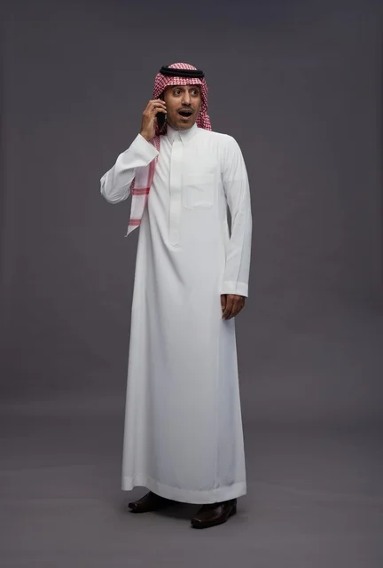 رجل سعودي متفاجئ يتحدث عبر الهاتف في الاستوديو