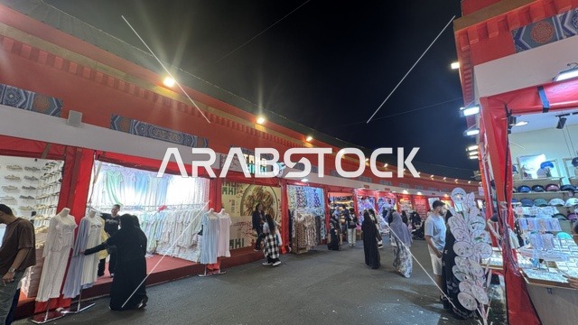 السوق التجاري في الشارع العالمي وينتر ويندرلاند في جدة خلال الليل