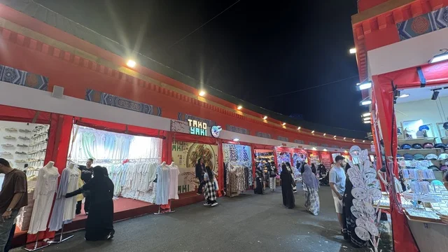 السوق التجاري في الشارع العالمي وينتر ويندرلاند في جدة خلال الليل