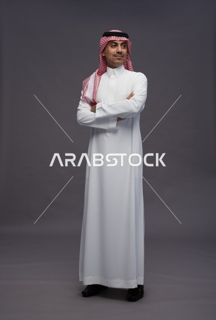 رجل سعودي بالزي التقليدي على خلفية رمادية
