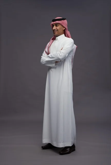رجل سعودي بالثوب التقليدي خلفية رمادية
