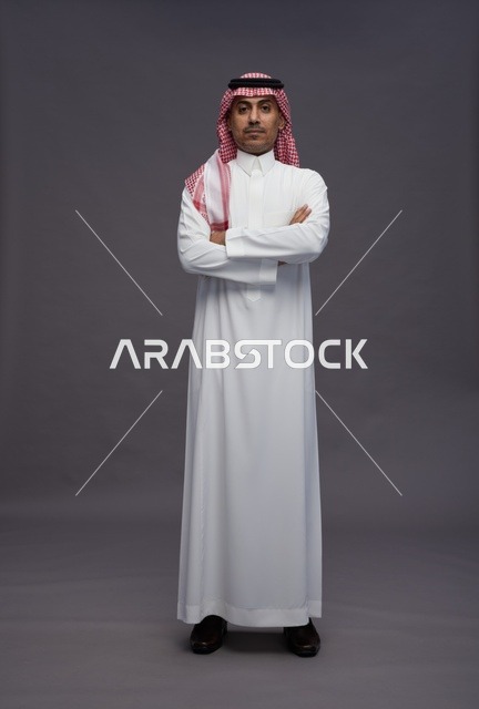 رجل سعودي بالثوب والشماغ التقليدي في الاستوديو