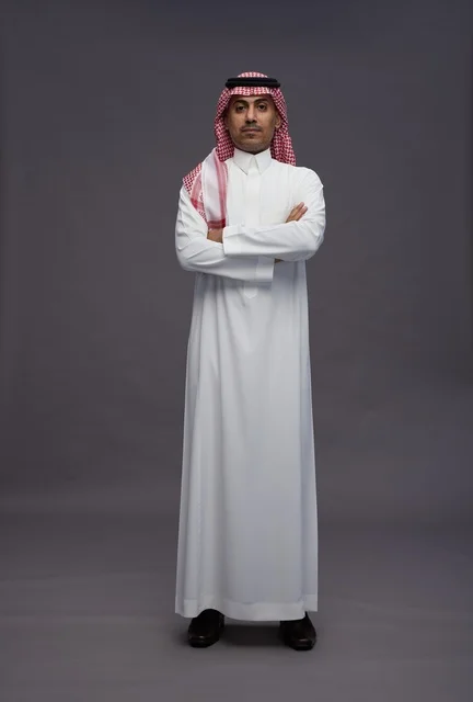 رجل سعودي بالثوب والشماغ التقليدي في الاستوديو