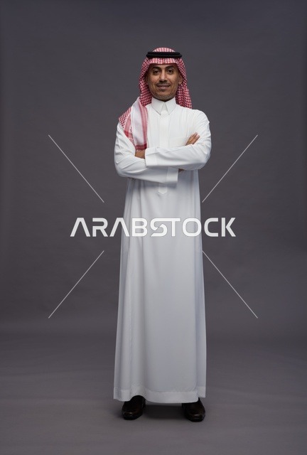 رجل سعودي بالثوب التقليدي في استوديو