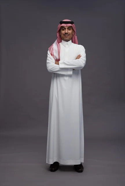 رجل سعودي بالثوب التقليدي في استوديو